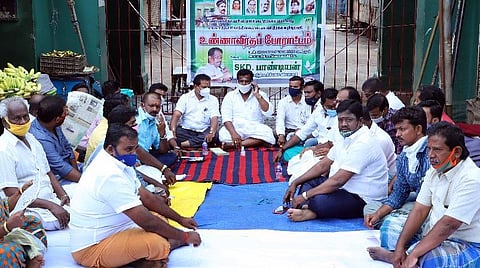 காந்தி மார்க்கெட் பிரதான நுழைவு வாயில் முன் போராட்டத்தில் ஈடுபட்ட வியாபாரிகள். | படம்: ஜி.ஞானவேல்முருகன். 