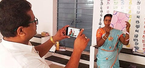 அம்மையநாயக்கனூர் அரசு தொடக்கப் பள்ளியில் ஆசிரியர் பாடம் நடத்த அதை செல்போனில் வீடியோ எடுக்கும் மற்றொரு ஆசிரியர்.﻿