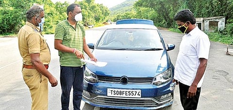 காட்பாடி அடுத்த கிறிஸ்டியான்பேட்டையில் வாகனங்களில் வருபவர்களிடம் இ-பாஸ் உள்ளதா? என சோதனை செய்த காவல் துறையினர்.