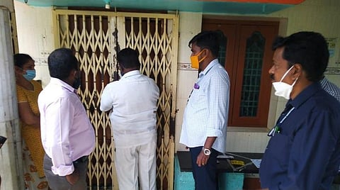 தனியார் மருத்துவமனைக்கு வருவாய் துறையினர் சீல் வைத்தனர்.