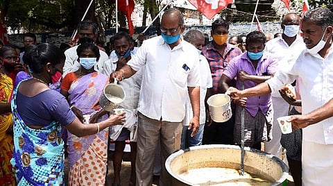 கஞ்சித்தொட்டி திறந்து போராட்டத்தில் ஈடுபட்ட சிஐடியூ மணல் மாட்டுவண்டித் தொழிலாளர்கள் சங்கத்தினர். | படம்: ஜி.ஞானவேல்முருகன்.