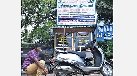  கோவையில் உள்ள வாகன புகை பரிசோதனை நிலையத்தில் பரிசோதிக்கப்படும் இருசக்கர வாகனம்.(கோப்பு படம்)﻿