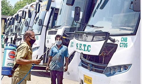 ﻿﻿தமிழகத்தில் நாளை இரவு முதல் வெளிமாவட்டங்களுக்கு விரைவு பேருந்துகள் இயக்கப்படும் என்று அரசு அறிவித்துள்ளது. இதைத் தொடர்ந்து சென்னை பல்லவன் இல்ல பணிமனையில் விரைவு பேருந்துகளுக்கு கிருமிநாசினி தெளிக்கும் பணியில் ஈடுபட்டுள்ள ஊழியர்.