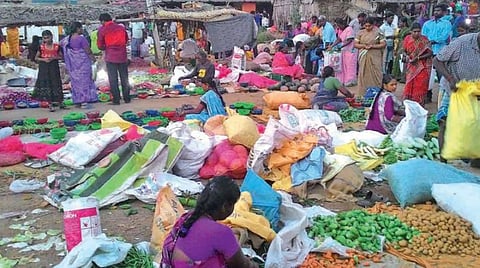 உடுமலை வாரச் சந்தையில் திறந்தவெளியில், சுகாதாரமற்ற முறையில் விற்கப்படும் காய்கறிகள்.﻿