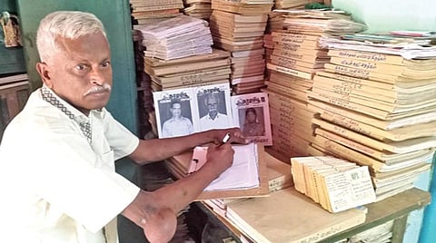 விஜயபுரத்தில் தனது வீட்டில் கையெழுத்து இதழை தயாரிக்கும் பணியில் ஈடுபட்டுள்ள எம்.எஸ்.கோவிந்தராஜ்.﻿﻿