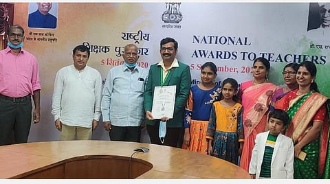 குடும்பத்தினருடன் விருது பெற்ற ஆசிரியர் திலீப்.