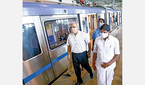 சென்னையில் நாளை மெட்ரோ ரயில் சேவை மீண்டும் தொடங்கவுள்ள நிலையில், சைதாப்பேட்டை மெட்ரோ ரயில் நிலையத்தில் தமிழக தொழில் துறை அமைச்சர் எம்.சி. சம்பத் நேற்று ஆய்வு செய்தார். சென்னை மெட்ரோ ரயில் நிறுவன நிர்வாக இயக்குநர் பிரதீப் யாதவ் உள்ளிட்ட பலர் உடனிருந்தனர். படம்: பு.க.பிரவீன்﻿