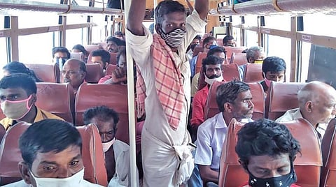 திருப்பூர் - ஈரோடு மாவட்ட எல்லையான விஜயமங்கலம் வரை நேற்று இயக்கப்பட்ட அரசுப் பேருந்தில் எந்தவித கட்டுப்பாடுகளும் இன்றி கூட்டமாக பயணித்த பொதுமக்கள்.﻿