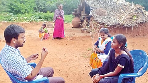 போரம் வடக்கிப்பட்டி கிராமத்தில் மாணவி சத்யாவிடம் நேற்று ஆலோசனை மேற்கொள்ளும் மாவட்ட மனநல திட்ட அலுவலர் ஆர்.கார்த்திக் தெய்வநாயகம்.﻿﻿