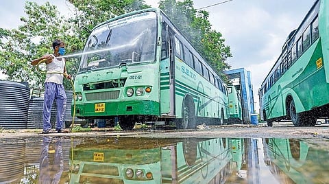 மாவட்டங்களுக்கு இடையே 5 மாதங்களுக்கு பிறகு அரசு விரைவு பேருந்துகள் இன்றுமுதல் இயக்கப்படுகின்றன. சென்னை கோயம்பேடு பேருந்து நிலையத்தில் நிறுத்தி வைக்கப்பட்டுள்ள பேருந்துகளை சுத்தப்படுத்தும் பணியில் ஈடுபட்டுள்ள ஊழியர்.படம்: பு.க.பிரவீன்