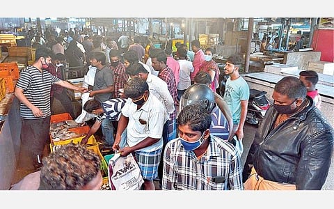 கரோனா ஊரடங்கு தளர்த்தப்பட்டதால் வேலூர் மீன்மார்க்கெட், சண்டே மார்க்கெட் பகுதிகளில் குவிந்திருந்த பொதுமக்கள்