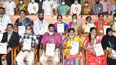 விருது பெற்ற ஆசிரியர்களுடன் மாநில அமைச்சர்கள் என்.நடராஜன், எஸ்.வளர்மதி, ஆட்சியர் சு.சிவராசு உள்ளிட்டோர்.