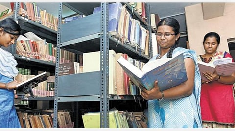 நூலகம் திறக்கப்பட்டாலும் புத்தகங்களைத் தேடி எடுக்க அனுமதி இல்லை: அதிருப்தியில் நாகர்கோவில் நூலக வாசிப்பாளர்கள்
