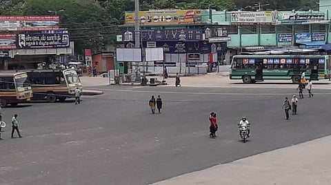 முழு தளர்வுக்குப் பின்னரும் சகஜநிலைக்கு திரும்பாத திண்டுக்கல் பேருந்து நிலையம்: தனியார் பேருந்துகள் இயக்கப்படவில்லை  
