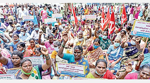 சென்னை மாநகராட்சி செங்கொடி சங்கத்தினர் ரிப்பன் மாளிகையை முற்றுகையிட்டு போராட்டம் நடத்தினர். படம்: பு.க.பிரவீன்