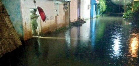 விண்ணமங்கலம் பகுதியில்  வீடுகளுக்குள் புகுந்த மழைநீர்.