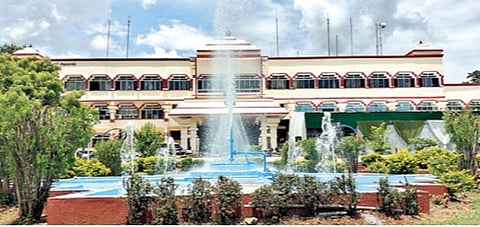 திருவண்ணாமலை ஆட்சியர் அலுவலகம் முன்பு புதுப்பிக்கப்பட்ட நீருற்று.
