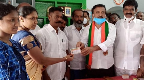 பிரதமர் பாராட்டிய மதுரை சலூன் கடைக்காரர் பாஜகவில் இணைந்தார்