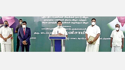 திருவண்ணாமலையில் கரோனா தடுப்புப் பணிகள் மற்றும் வளர்ச்சி திட்டப் பணிகள் குறித்து நேற்று ஆய்வு மேற்கொண்ட முதல்வர் பழனிசாமி, பின்னர் செய்தியாளர்களை சந்தித்துப் பேசினார். அருகில் மாவட்ட ஆட்சியர் கந்தசாமி, எம்எல்ஏக்கள் தூசி கே.மோகன், பன்னீர்செல்வம், மாவட்ட ஆவின் தலைவர் அக்ரி எஸ்.எஸ்.கிருஷ்ணமூர்த்தி உள்ளிட்டோர். படம்: விஎம்.மணிநாதன்