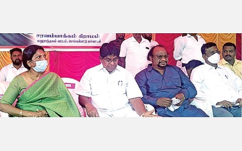 மதுராந்தகம் அருகே சரவம்பாக்கம் கிராமத்தில் பஞ்சமி நிலம் தொடர்பான ஆலோசனையில் ஈடுபட்ட தலித் தலைவர்கள்.