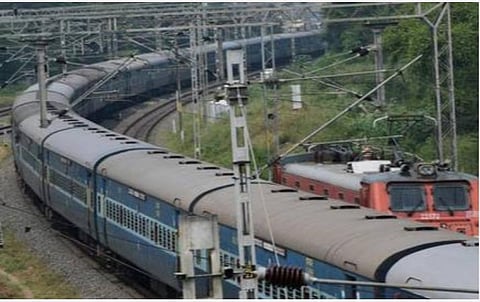 தீபாவளிக்கு சொந்த ஊர் செல்ல 13 சிறப்பு ரயில்களில் முன்பதிவு தீவிரம்: ஏசி வகுப்பு டிக்கெட்கள் மட்டுமே உள்ளன