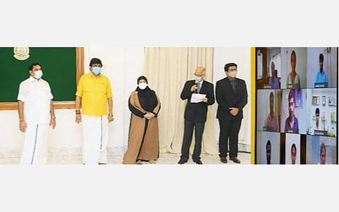 தனியார் துறையில் வேலைவாய்ப்பு பெற்றவர்களுக்கு காணொலிக் காட்சி மூலம்  பணி ஆணை வழங்கிய முதல்வர் பழனிசாமி.