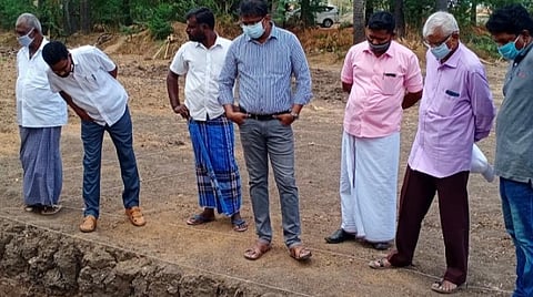 ஆதிச்சநல்லூரில் நடைபெறும் அகழாய்வு பணிகளை தமிழக தொல்லியல் துறை ஆணையர் உதயச்சந்திரன் பார்வையிட்டு ஆய்வு செய்தார்.