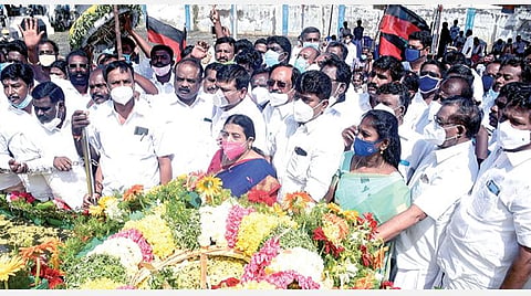 திமுக முன்னாள் அமைச்சர்கள் சுப.தங்கவேலன், தமிழரசி, சத்தியமூர்த்தி, மாவட்டச் செயலாளர் காதர்பாட்சா முத்துராமலிங்கம், நவாஸ் கனி எம்பி உள்ளிட்டோர் அஞ்சலி செலுத்தினர்.படங்கள்:எல்.பாலச்சந்தர்﻿