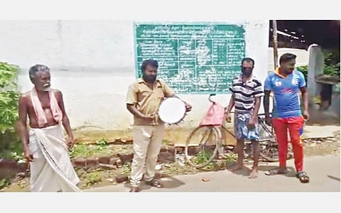விவசாயிகளுக்கான பிரதமர் நிதி உதவித் திட்டத்தில் முறைகேடாக நிதியுதவி பெற்ற தகுதியற்றவர்கள், உடனடியாக அந்த தொகையை வங்கியில் செலுத்த வலியுறுத்தி சேலத்தை அடுத்த இடங்கணசாலையில் தண்டோரா மூலம் அறிவிப்பு செய்யப்பட்டது.