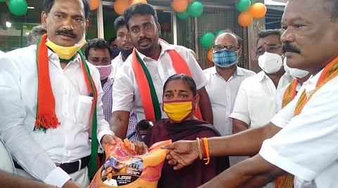 கோட்டுச்சேரியில் பாஜக சார்பில் நடைபெற்ற நிகழ்ச்சியில் நலத்திட்ட உதவிகளை வழங்கிய புதுச்சேரி மாநில பாஜக தலைவர் வி.சாமிநாதன்