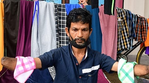 நடைபாதையில் துணி வியாபாரம் பார்க்கும் விஜய் பட நடிகர்: இரு கைகளை இழந்தும் தளராத நம்பிக்கை