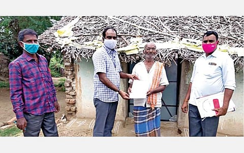 முதியவர் குப்பனிடம் பசுமை வீட்டுக்கான ஆணையை வழங்குகிறார் ஸ்ரீபெரும்புதூர் வட்டார வளர்ச்சி அலுவலர் தினகரன்.﻿