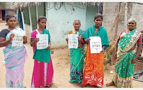 மன்னார்குடி நகராட்சிக்குட்பட்ட மோதிலால் தெருவில் பிரதமரின் நகர்ப்புற வீட்டு வசதி திட்டத்தின் கீழ் விண்ணப்பித்தவர்கள், மத்திய அரசிடம் இருந்து வந்துள்ள வாழ்த்துக் கடிதத்தை காட்டுகின்றனர்.
