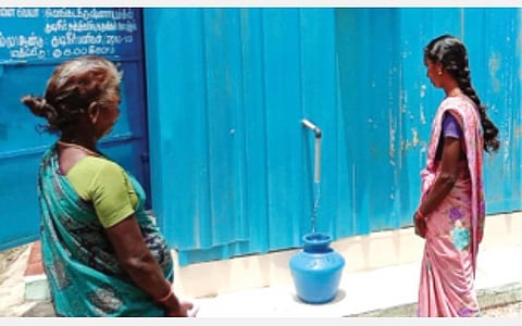 அரியலூரை அடுத்த வெங்கடகிருஷ்ணாபுரத்தில் ரூ.2 செலுத்தி சுத்திகரிக்கப்பட்ட குடிநீரைப் பிடிக்கும் கிராம மக்கள்.