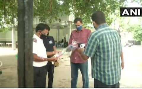 நீட் தேர்வு; 2 மணிநேரம் முன்பாகவே மையங்களில் குவிந்த மாணவர்கள்