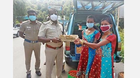 கொடைக்கானல் வெள்ளி நீர்வீழ்ச்சி அருகே சகோதரிகள் இருவர் விதைப் பந்துகள் வீசும் நிகழ்வைத் தொடங்கிவைத்தார் டி.எஸ்.பி. ஆத்மநாதன்.