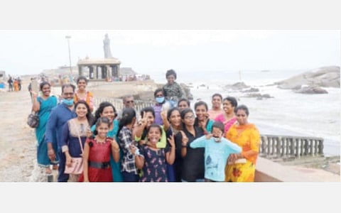 கன்னியாகுமரி  முக்கடல் சங்கமம் பகுதியில் உற்சாகத்தை வெளிப்படுத்திய சுற்றுலா பயணிகள்.
