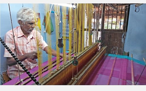 அருப்புக்கோட்டையில் கைத்தறிச் சேலை நெய்யும் செங்குட்டுவன். ﻿﻿