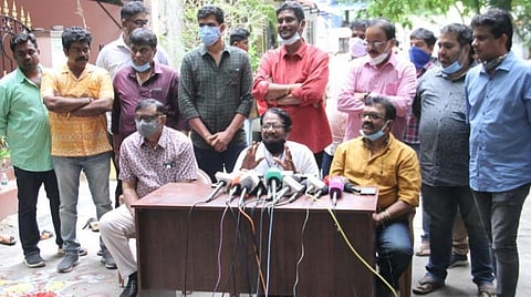 திரையரங்குகள் திறக்கப்பட்டவுடன் சிறு படங்களைத் திரையிட தைரியம் இருக்கிறதா? - திரையரங்க உரிமையாளர்களுக்கு பாரதிராஜா கேள்வி