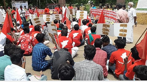 பொன்மலை பணிமனை முன் 3-வது நாளாகப் போராட்டத்தில் ஈடுபட்டவர்கள்.