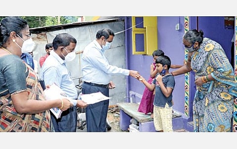 காஞ்சிபுரம் ராகவேந்திரா நகரில் உள்ள குழந்தைகளுக்கு குடற்புழு நீக்க மாத்திரைகளை  வழங்குகிறார் ஆட்சியர் பொன்னையா.