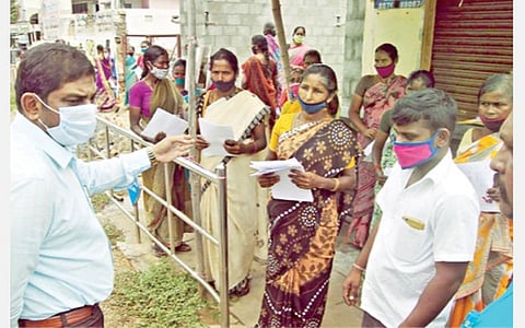 சமூக இடைவெளியைப் பின்பற்றாமல் ஈரோடு ஆட்சியர் அலுவலக வளாகம் அருகே திரண்டிருந்த பொதுமக்களிடம் பேசிய ஆட்சியர் சி.கதிரவன், விதிமுறைகளைப் பின்பற்றுமாறு அறிவுறுத்தினார்.