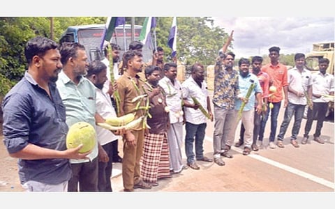 மேலப்பாளையம் உழவர் சந்தையை திறக்கக் கோரி காய்கறிகளுடன்  திருநெல்வேலி ஆட்சியர் அலுவலகத்தில் மனு அளிக்க வந்த  தமிழக மக்கள் ஜனநாயக கட்சியினர்.		            படம்: மு.லெட்சுமி அருண்
