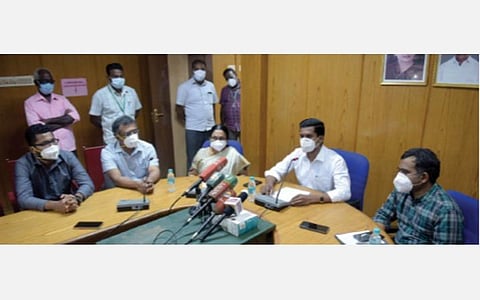வேலூர் அடுக்கம்பாறையில் உள்ள அரசு மருத்துவக் கல்லூரி மருத்துவமனையில் செய்தியாளர்களை சந்தித்த மாவட்ட வருவாய் அலுவலர் பார்த்தீபன்.  படம்: வி.எம்.மணிநாதன்.