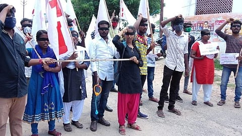 நீட் தேர்வை ரத்து செய்யக்கோரி விருதுநகரில் கண்ணில் கருப்புத் துணி கட்டி போராட்டம்