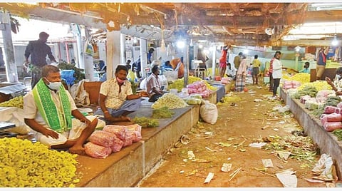கரோனா ஊரடங்கால் மூடப்பட்டு, 174 நாட்களுக்குப் பிறகு நேற்று திறக்கப்பட்ட தஞ்சாவூர் பூச்சந்தையில் வியாபாரத்தில் ஈடுபட்டுள்ள வியாபாரிகள். ﻿﻿