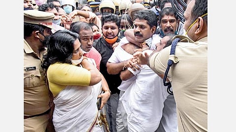 கேரளாவில் தங்க கடத்தல் வழக்கில், அமைச்சர் ஜலில் பெயரும் அடிபடுகிறது. அவர் பதவி விலக கோரி, பாஜக தொண்டர்கள் கொச்சியில் நேற்று ஆர்ப்பாட்டத்தில் ஈடுபட்டனர். அவர்களை போலீஸார் கைது செய்து அழைத்து சென்றனர். படம்: பிடிஐ