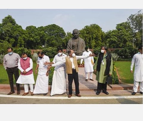 'விவசாயிகளின் வாழ்வாதாரத்துக்கு எதிரான மோடி அரசின் மசோதாக்கள்': நகல்களை எரித்து பஞ்சாப் காங்கிரஸ் எம்.பி.க்கள் போராட்டம்