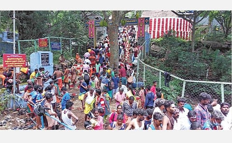 சதுரகிரி சுந்தரமகாலிங்கம் கோயில் முன் தரிசனம் செய்ய திரண்ட பக்தர்கள். படங்கள்: இ.மணிகண்டன்﻿﻿