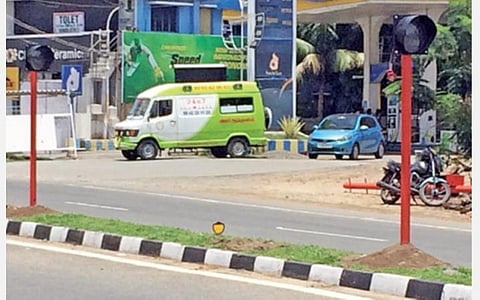 விபத்துகளை குறைக்கும் வகையில், திருப்பூர் - அவிநாசி சாலை அணைப்புதூரில் நேற்று அமைக்கப்பட்ட ஒளிரும் விளக்குகள்.